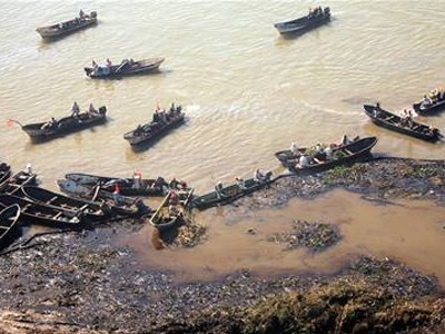 Συνεχίζεται η μάχη με την πετρελαιοκηλίδα
