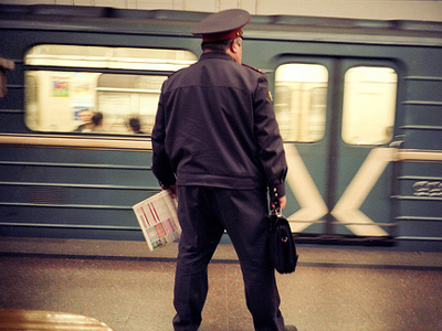 Αστυνομικός πυροβόλησε επιβάτη που δεν έδινε τη θέση του σε ηλικιωμένο