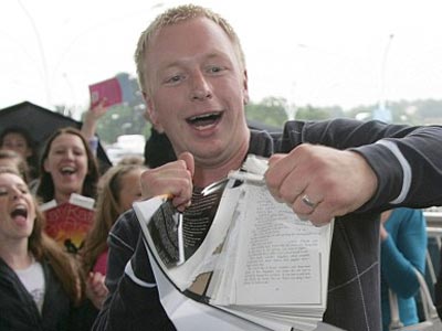 Θαυμαστές της Jordan έσκισαν αντίτυπα του βιβλίου της