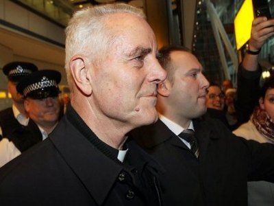 Πρόστιμο σε επίσκοπο για άρνηση του Ολοκαυτώματος