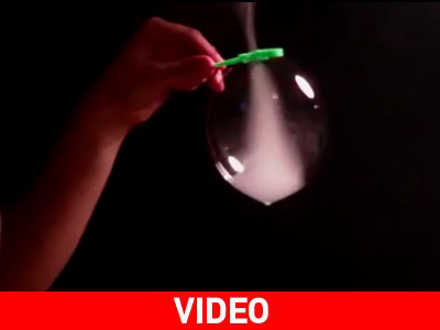 «Τυφώνας» μέσα σε μια σαπουνόφουσκα