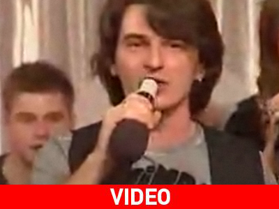 Κάποιος να του πει πως κρατούν το μικρόφωνο