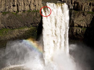 Βουτιά με καγιάκ από τα 60 μέτρα