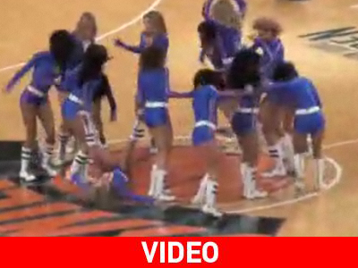 Cheerleader εκτελεί άψογα την κίνηση «τούμπα ανάποδα» Cheerleader εκτελεί άψογα την κίνηση «τούμπα ανάποδα»