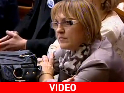 Πέταξε τα παπούτσια της στην προεδρεύουσα του κοινοβουλίου