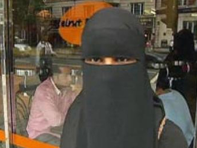 Κομισιόν: Ευθύνη των κυβερνήσεων η νομοθεσία για τη χρήση της μπούρκας