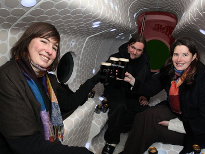 Μια παγωμένη μπύρα στον παγωμένο σουηδικό βυθό