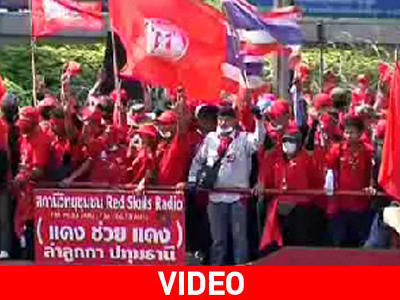 Κόκκινη «λαοθάλασσα» διαμαρτυρίας στην Ταϊλάνδη