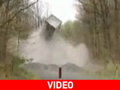 Καρέ-καρέ τρομακτικό ατύχημα με φορτηγό