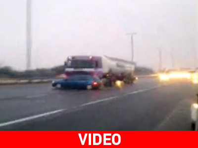 Απίστευτο: Οδηγός νταλίκας παρασύρει αυτοκίνητο για χιλιόμετρα Απίστευτο: Οδηγός νταλίκας παρασύρει αυτοκίνητο για χιλιόμετρα