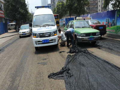 Έλιωσε η άσφαλτος από τη ζέστη