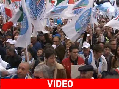 «Αλαλούμ» με τον όγκο της διαδήλωσης με κύριο ομιλητή τον Μπερλουσκόνι «Αλαλούμ» με τον όγκο της διαδήλωσης με κύριο ομιλητή τον Μπερλουσκόνι