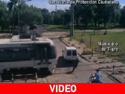 «Ήρωας» απέτρεψε τραγωδία σε διάβαση τρένου