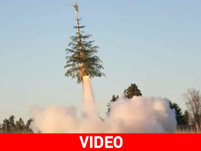 Εκτόξευση χριστουγεννιάτικου δέντρου!