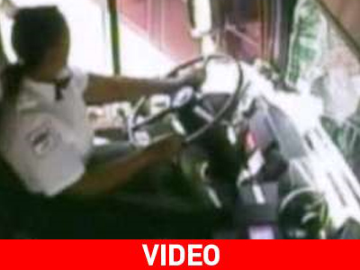 Καρέ-καρέ σύγκρουση λεωφορείου με τρένο