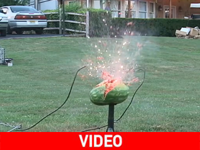 Τι κάνουν 10.000 βολτ σε ένα καρπούζι;