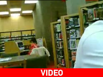 Εδώ είναι βιβλιοθήκη, όχι… συναυλία