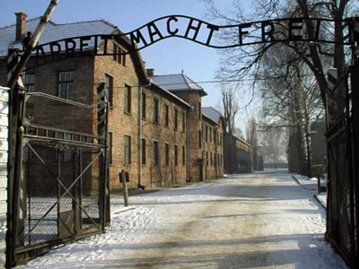 Πρώην ηγέτης των Σουηδών νεοναζί κρατείται για την κλοπή της επιγραφής του Άουσβιτς