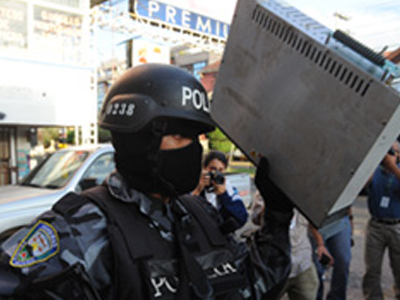 «Φίμωσαν» ραδιόφωνο του Zelaya