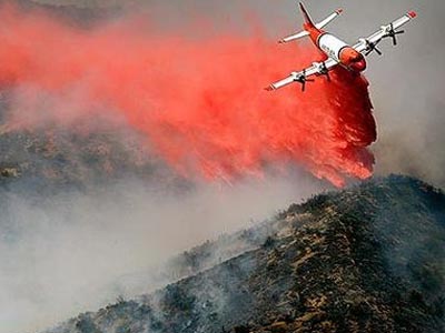 Οι φωτιές «έβγαλαν» χιλιάδες από τα σπίτια τους