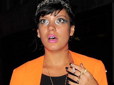 Η Lily Allen ντυμένη στα πορτοκαλί