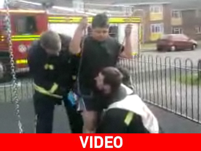 Χρειάστηκε η πυροσβεστική για να ξεκολλήσει από την κούνια