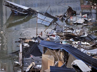 Αγγίζουν τους 1.000 οι νεκροί – Απίστευτες φωτογραφίες