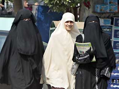 Βγάζουν την ολοπρόσωπη καλύπτρα οι Αιγύπτιες φοιτήτριες