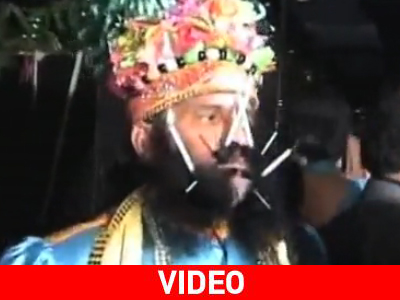 Χορεύει με αναμμένα κεριά στη γενειάδα του Χορεύει με αναμμένα κεριά στη γενειάδα του