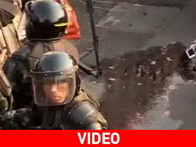 Πέταξαν μπουκάλια με αίμα μπροστά από το κυβερνητικό μέγαρο