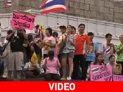 Διαδηλωτές «χωρίς χρώματα» εναντίον των «Κόκκινων Πουκάμισων»