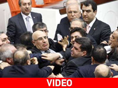 Σε «ρινγκ» μετετράπη το τουρκικό Κοινοβούλιο