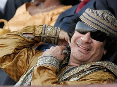 Τα «μαζεύει» ο Καντάφι