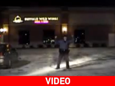 Ο ξέφρενος χορός ενός… αστυνομικού Ο ξέφρενος χορός ενός… αστυνομικού