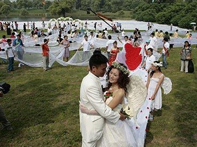 Νυφικό με «ουρά» μήκους… 1,4 μιλίων