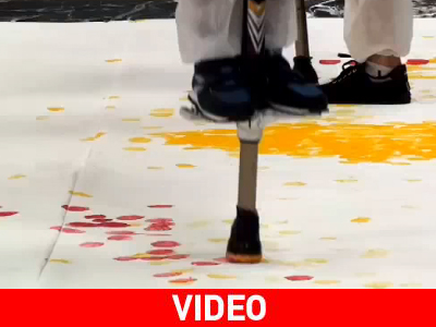 Ζωγραφίζοντας πάνω σε… pogo sticks