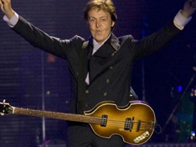 Ο Paul McCartney «κρεμάει» την κιθάρα του