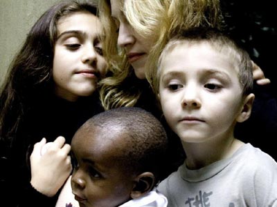 Εκδρομή στο… Άουσβιτς πάει η Madonna τα παιδιά της