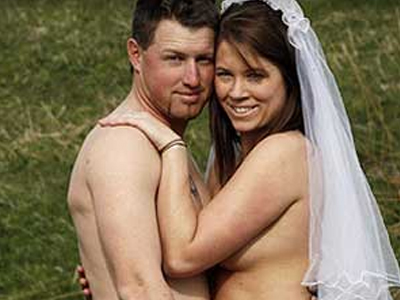 Παντρεύονται… όπως τους γέννησε η μητέρα τους