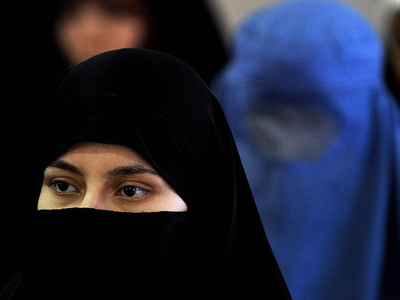 Ειδεχθής νόμος περνά τη σίτιση απ’ το… κρεβάτι