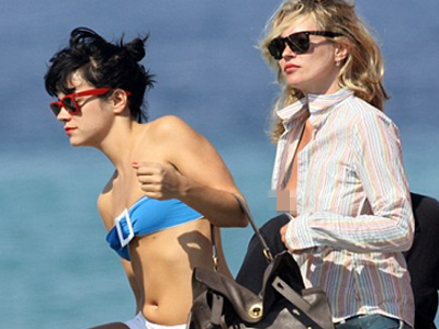 Τι συζητάνε δύο star στις διακοπές τους;