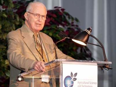 «Έφυγε» ο Νομπελίστας Norman Borlaug