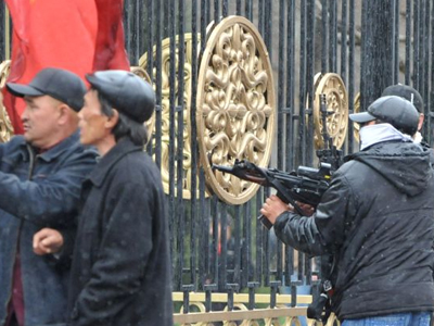 Ισλαμιστικές ομάδες «βλέπει» πίσω από τα βίαια επεισόδια το Κιργιστάν