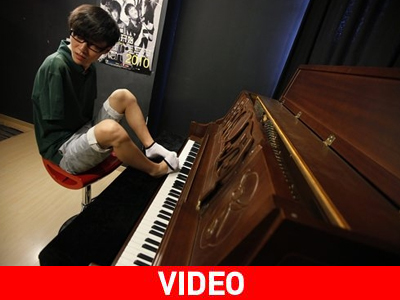 Παίζει πιάνο με τα πόδια