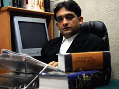 Εκτέλεσαν δικηγόρο της υπόθεσης των επιθέσεων στο Mumbai