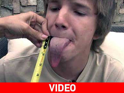 Βγάζει γλώσσα σε όλους