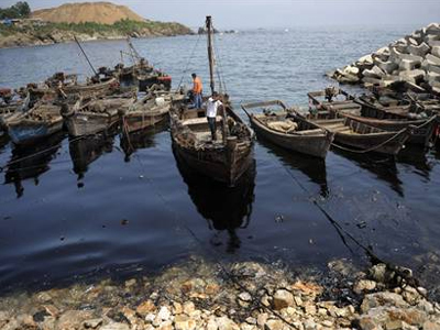Πετρελαιοκηλίδα έκλεισε κινεζικό λιμάνι