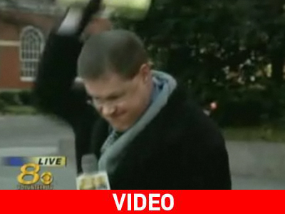 Ο ρεπόρτερ «τρελάθηκε» σε απευθείας μετάδοση Ο ρεπόρτερ «τρελάθηκε» σε απευθείας μετάδοση