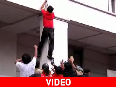 Ταϊλανδός διαδηλωτής δραπέτευσε κρεμασμένος με σχοινί