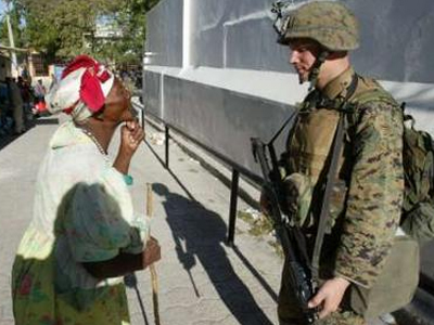 Αμερικανοί στρατιώτες στο προεδρικό μέγαρο της Αϊτής